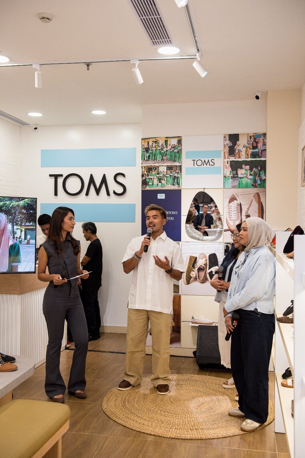TOMS menggelar Community Gathering di Pondok Indah Mall 2, Kamis (18/12/2025) untuk memperkuat Kampanye #PurchaseWithPurpose di Indonesia. (Foto: Dok. TOMS)