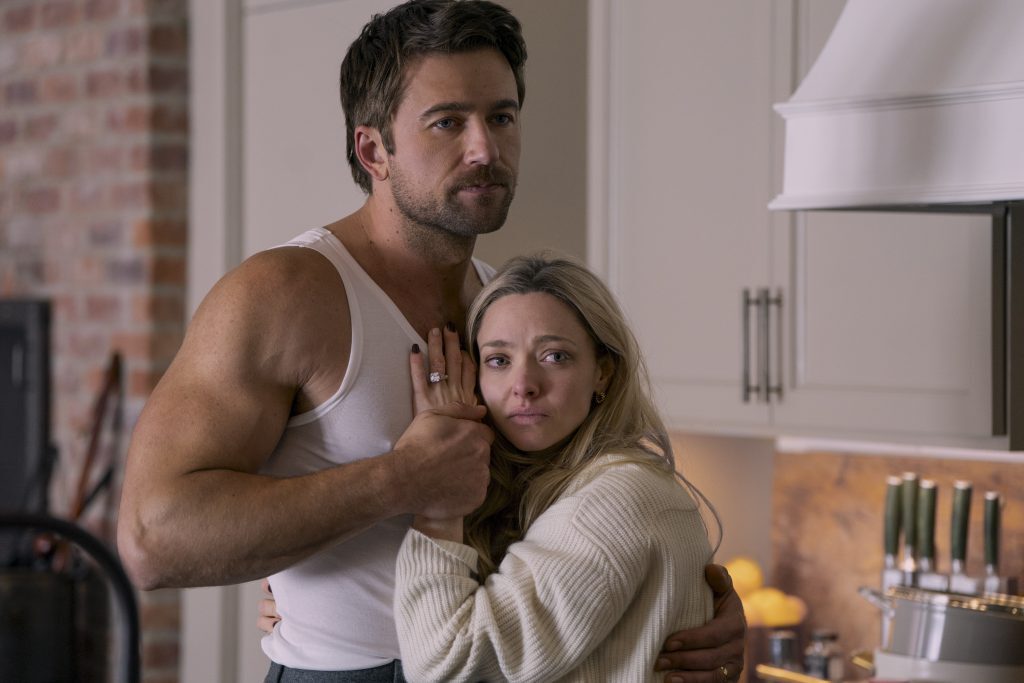 Brandon Sklenar sebagai Andrew Winchester dan Amanda Seyfried sebagai Nina Winchester di film The Housemaid (2025). (Foto: Daniel McFadden/Lionsgate)