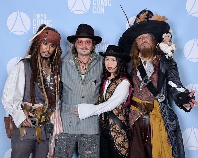 Johnny Depp Foto Bareng Dengan Jack Sparrow KW 1 di Jepang, Jackmagician323!