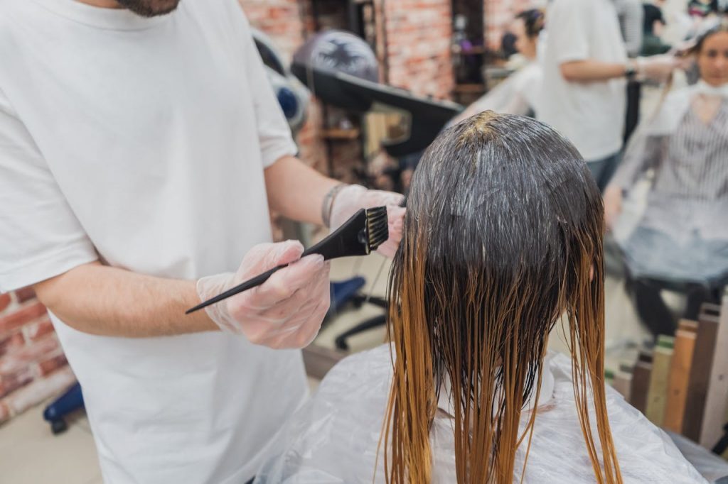 Ilustrasi mewarnai rambut di salon kecantikan. (Foto: Maria Geller/Pexels)