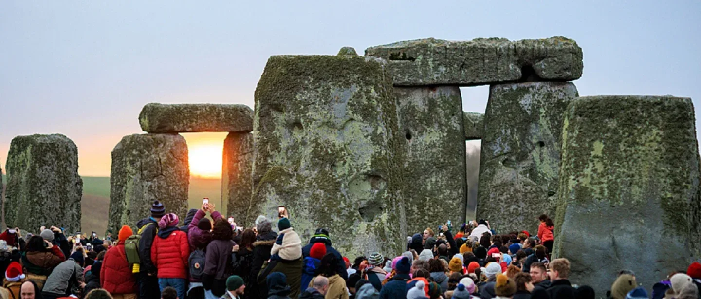 Ribuan Orang Sambut Matahari Terbit di Stonehenge pada Winter Solstice, Tradisi Kuno yang Tak Pernah Pudar