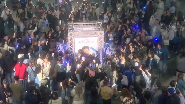 Ritual Unik Fans di SUPER SHOW 10 Kaohsiung: Kelilingi Poster Siwon Super Junior Demi Keberuntungan
