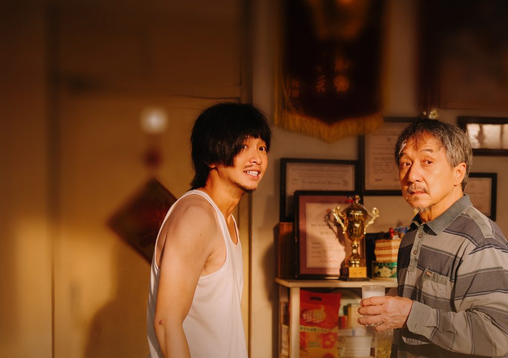 Jackie Chan berperan sebagai kakek pikun bernama Ren Jiqing beradu akting dengan Peng Yuchang yang berperan sebagai Zhong Bufan di Film Unexpected Family (2026).