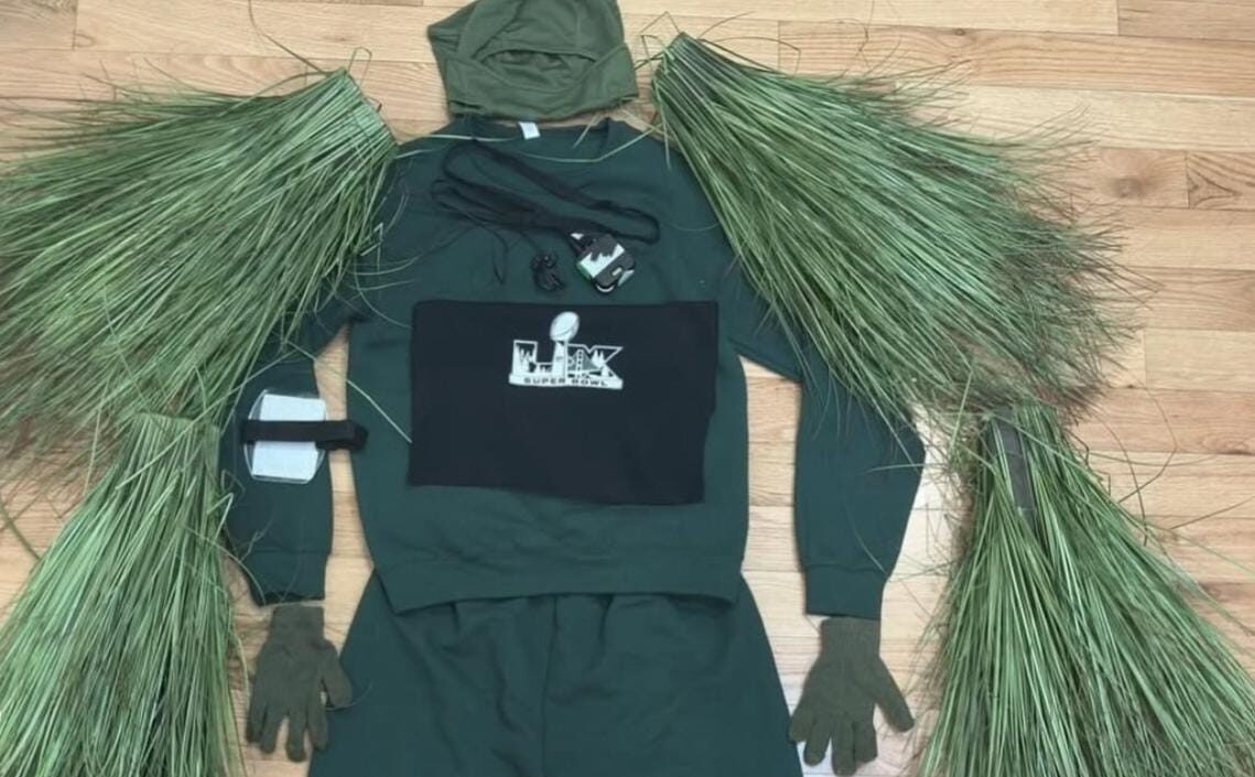 Kostum “Rumput Hidup” Bad Bunny di Super Bowl Muncul di eBay, Dijual US$5.000 setara Rp84 Juta