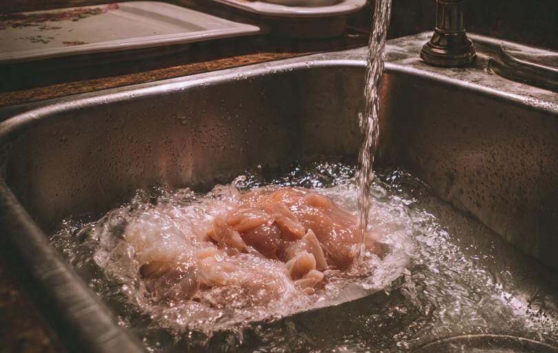 Viral Lagi! Mencuci Daging Ayam Sebelum di Masak Ternyata Bisa Sebarkan Bakteri