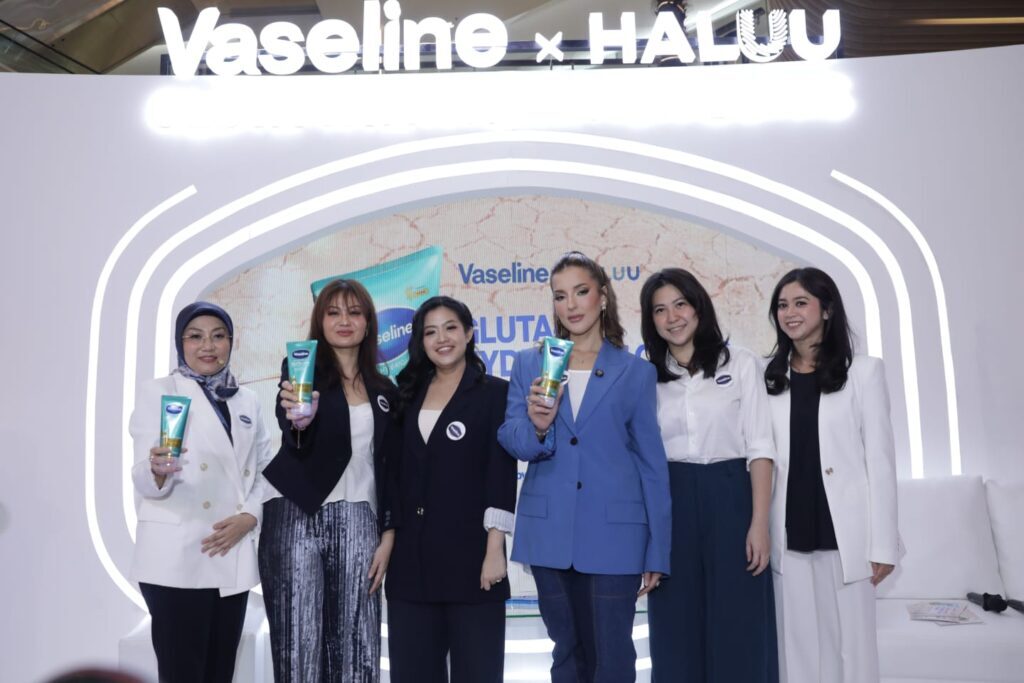 (Ki-Ka): Dr. Telisiah Utami Putri, CMA – R&D Beauty & Wellbeing Consumer Technical Insight & Claim Lead, Unilever Indonesia, Melisa Caroline - Senior Brand Manager Vaseline, Renny Hasibuan – General Manager of Marketing at EUROMEDICA Group (SKIN+ Clinic), Rohit Pathak – Vice President Marketing Beauty & Wellbeing Unilever Indonesia, Tasya Farasya – Content Creator and Beauty Enthusiast, Norine Wibowo – Co-Founder/CEO HALUU World, dr. Amanda Nandi Wardani, BMedSc(Hons), Sp.D.V.E – Dermatologist - sumber foto Istimewa