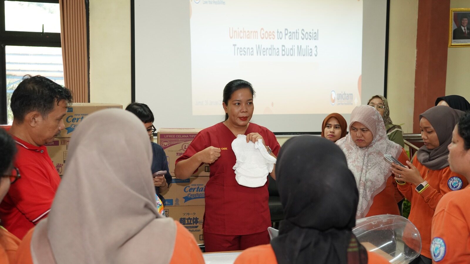 Unicharm memberikan edukasi komprehensif kepadapara caregiver di panti sosial, dengan fokus pada peningkatan standar perawatan lansiamelalui pemilihan dan penggunaan popok dewasa yang tepat. (Foto: Dok. Unicharm)