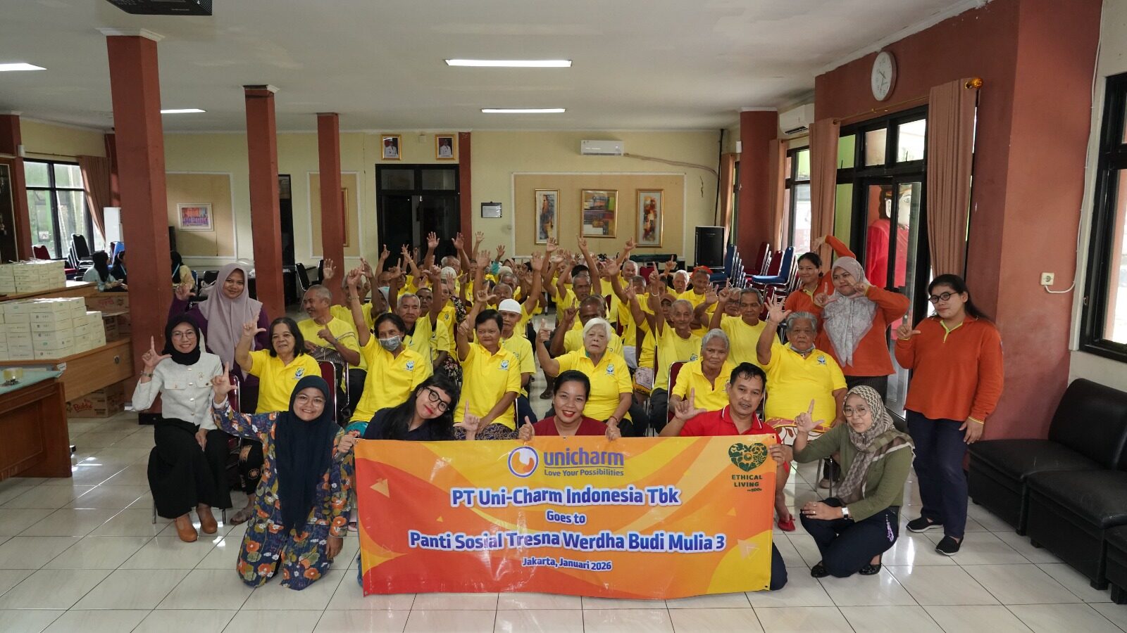 Unicharm memberikan edukasi komprehensif kepadapara caregiver di panti sosial, dengan fokus pada peningkatan standar perawatan lansiamelalui pemilihan dan penggunaan popok dewasa yang tepat. (Foto: Dok. Unicharm)