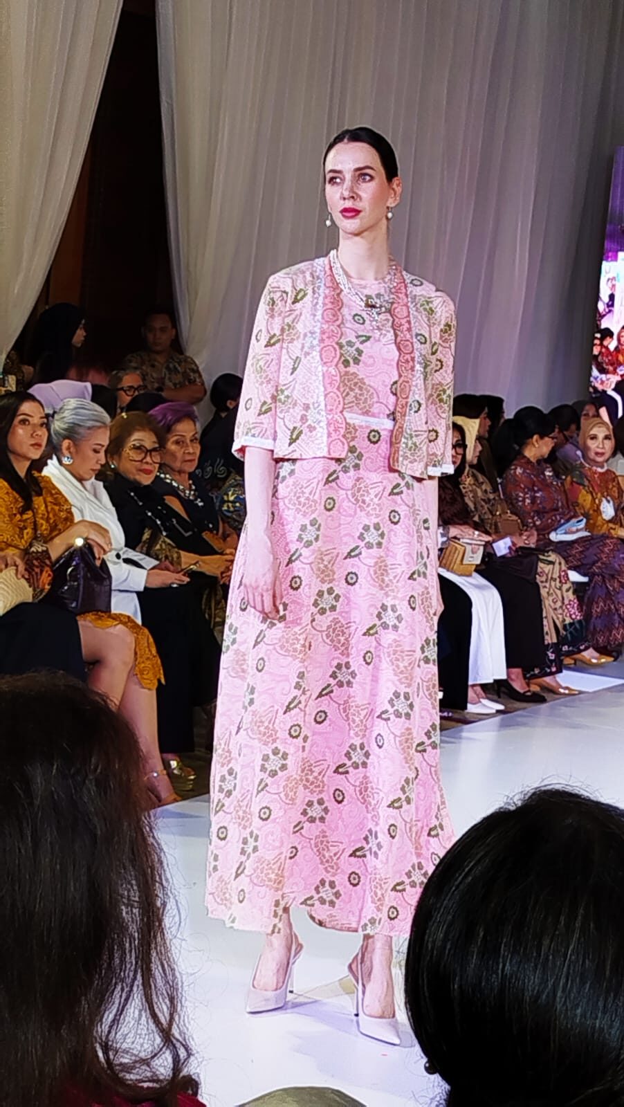 Busana batik bunga modern. (Foto: Urbanvibes/R Indriani)