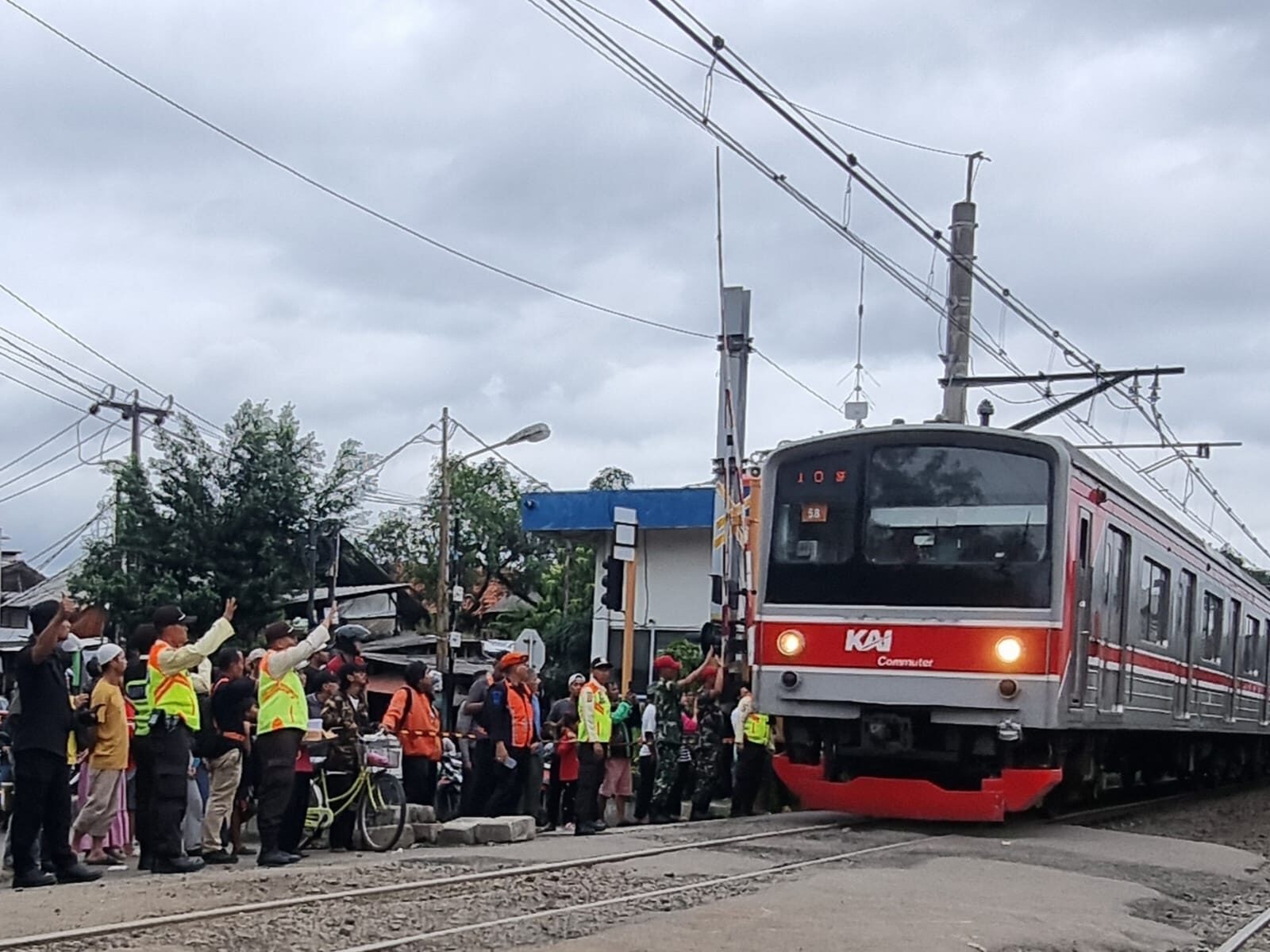 Proses Evakuasi Selesai, Perjalanan Commuter Line antara Stasiun Poris - Stasiun Batu Ceper Kembali Aman untuk Melintas