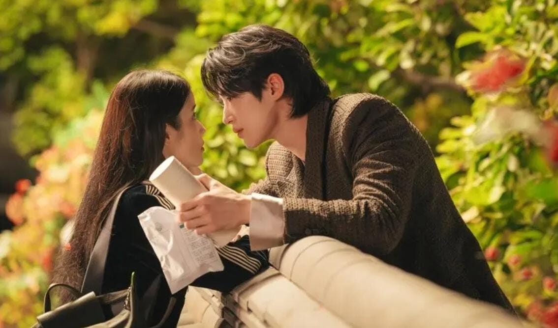 “Perfect Crown” Tetapkan Tanggal Tayang, Kisah Cinta IU dan Byeon Woo Seok di Dunia Monarki Modern
