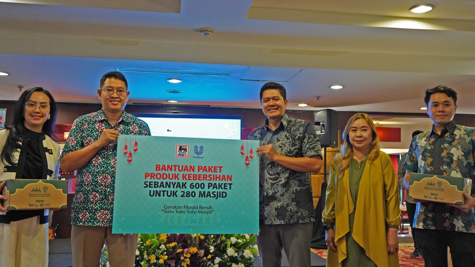 Melalui program “Satu Toko, Satu Masjid”, dukungan kebersihan disalurkan ke 280 masjid di berbagai wilayah operasional. Program ini dijalankan Super Indo bersama Unilever melalui brand Wipol. (Foto: Dok. Super Indo)