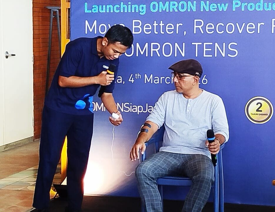 TENS (Transcutaneous Electrical Nerve Stimulation). Terapi ini bekerja dengan memberikan stimulasi listrik ringan pada saraf melalui bantalan yang ditempelkan di kulit. (Foto: Urbanvibes/R Indriani)