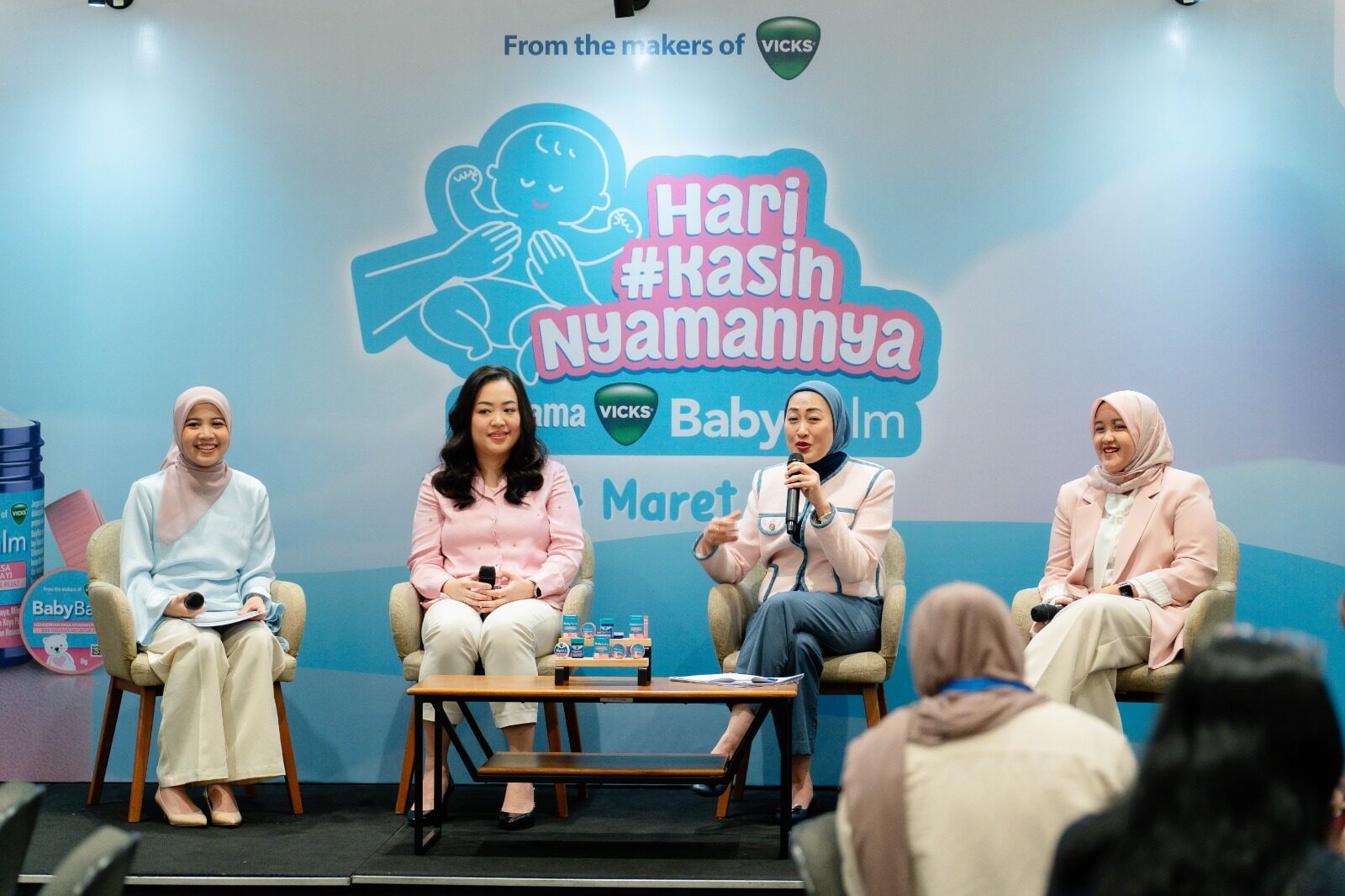 Talk show tentang Ritual Pijat yang Menenangkan Bayi: Cara Sederhana Bikin Si Kecil Tidur Lebih Nyenyak di Musim Tak Menentu yang digelar oleh Vicks Baby Balm. (Foto: Dok. Vicks)