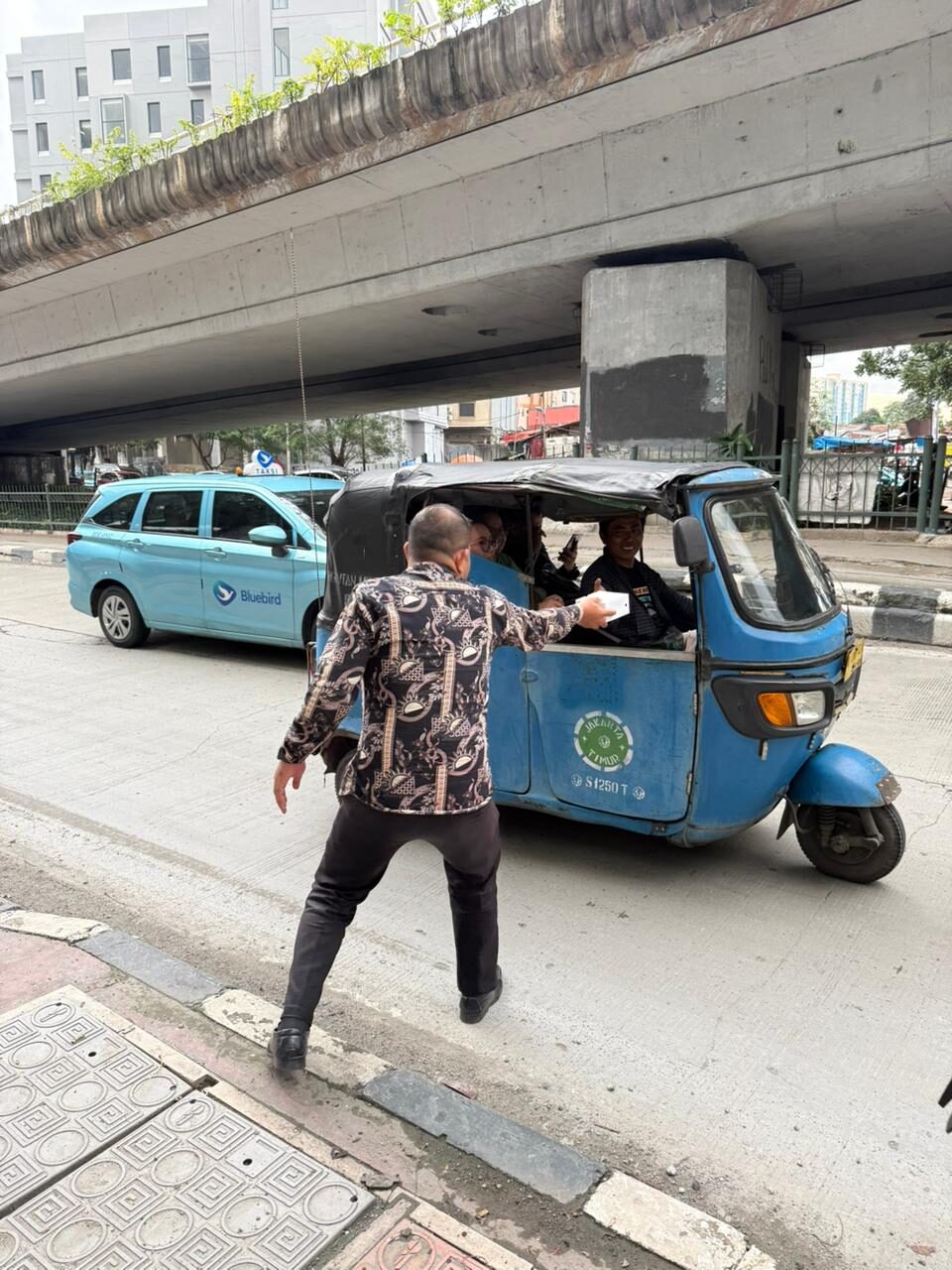 BW Express Berbagi Takjil Gratis untuk Pengendara, Hangatkan Ramadan di Sekitar Hotel