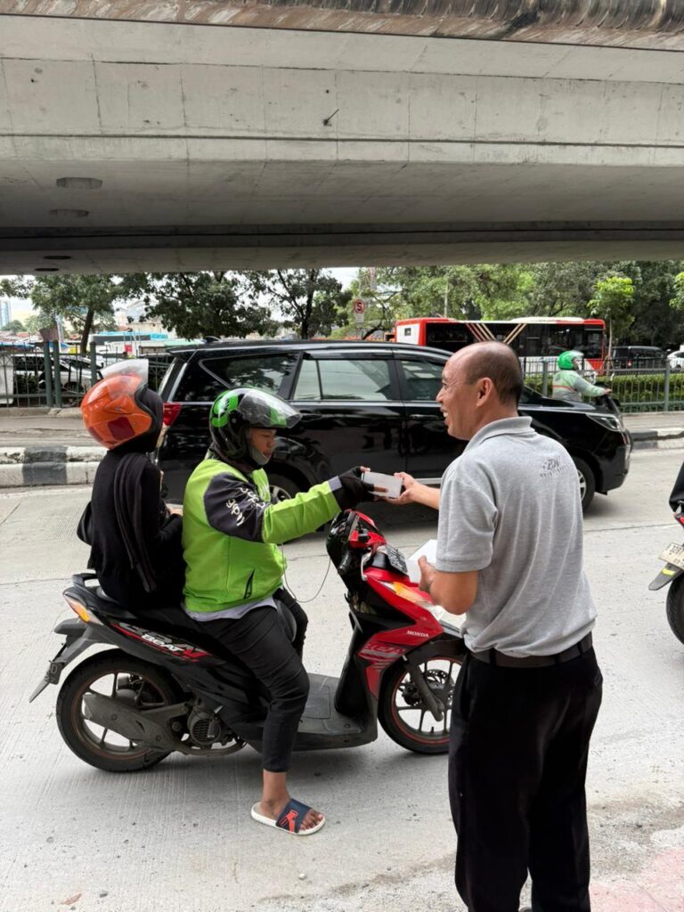 BW Express Berbagi Takjil Gratis untuk Pengendara - sumber foto Urbanvibes/Adi
