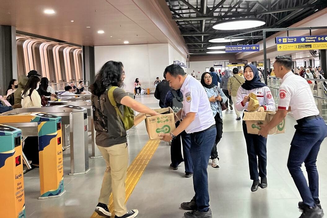 Manjakan Pengguna Selama Ramadan, KAI Commuter Bagikan 30.000 Paket Takjil Gratis