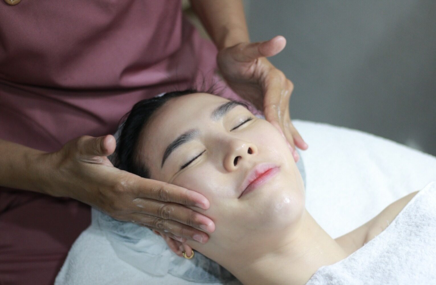 Tips Cegah Hiperpigmentasi Saat Liburan ala dr. Lanny Juniarti, Kesehatan Kulit Tetap Aman di Bawah Matahari