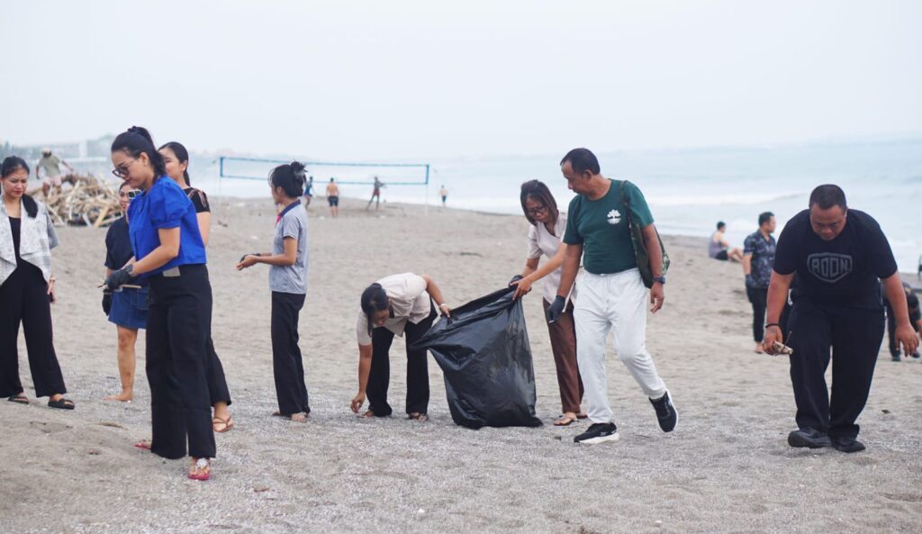 Kegiatan bersih-bersih di Pantai Berawa. Foto: istimewa