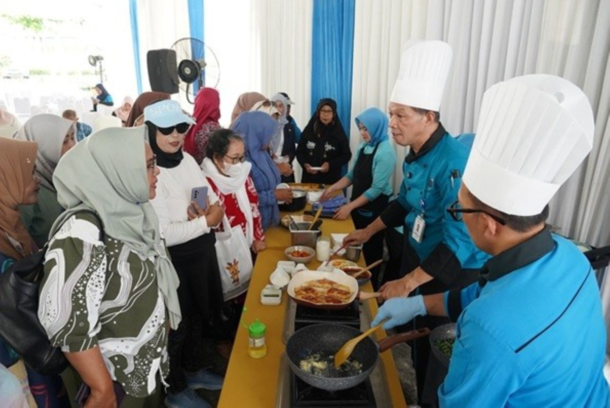 Kegiatan interaktif demo masak sehat oleh tim F&B RS Premier Bintaro yang merupakan rangkaian acara Health Talk & Halal Bihalal bertema “Manisnya Silaturahmi, Sehatnya Hidup!”, dalam rangka memperingati World Diabetes Day 2026 yang digelar pada Minggu (19/4/2026). (Foto: Dok. RS Premier Bintaro)