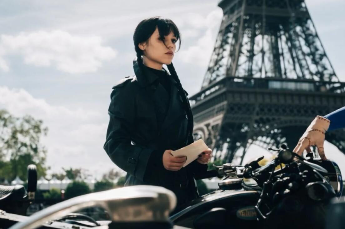 First Look ‘Wednesday’ Season 3: Jenna Ortega Muncul di Paris, Misi Baru Dimulai