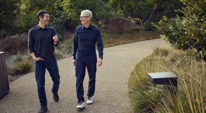 Tim Cook Mundur dari CEO Apple John Ternus Ambil Alih, Fokus Bergeser dari Layanan ke Hardware?