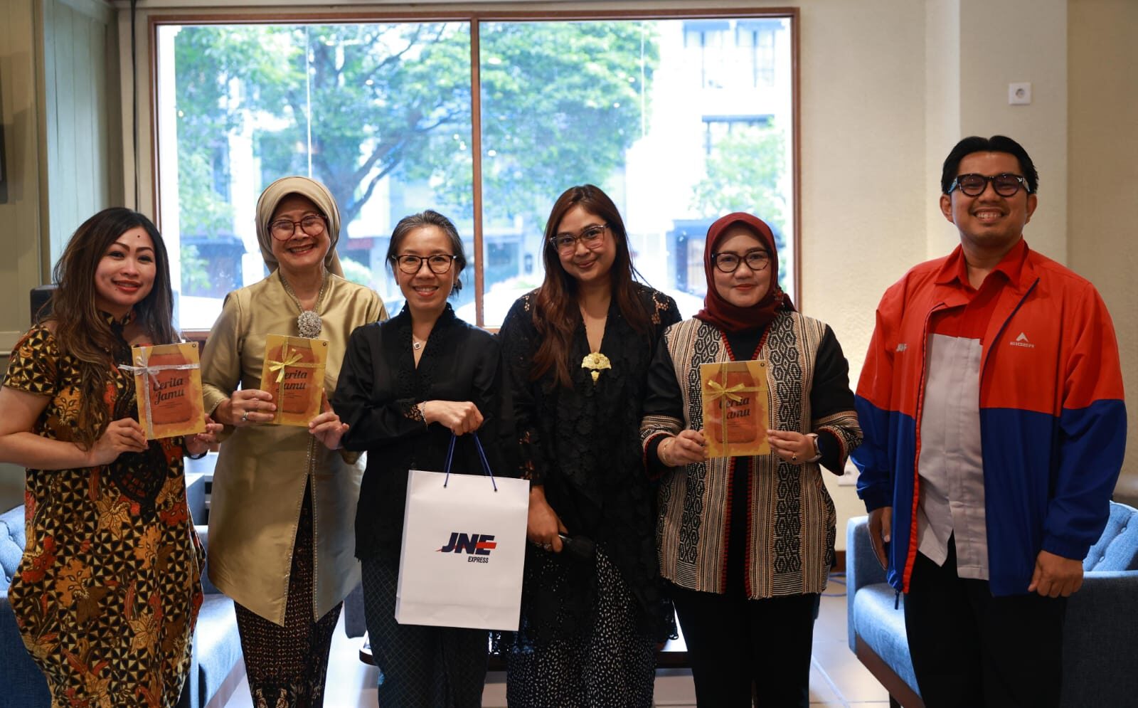 Kolaborasi Budaya & UMKM, THE 1O1 Hotels & Resorts Gandeng JNE di Momen Hari Kartini