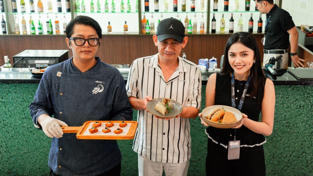 Launching A Rebellious Hunger menu terbaru dari Artotel Harmoni Jakarta Arbiter General Manager dan staff Artotel Harmoni Jakarta - sumber foto istimewa