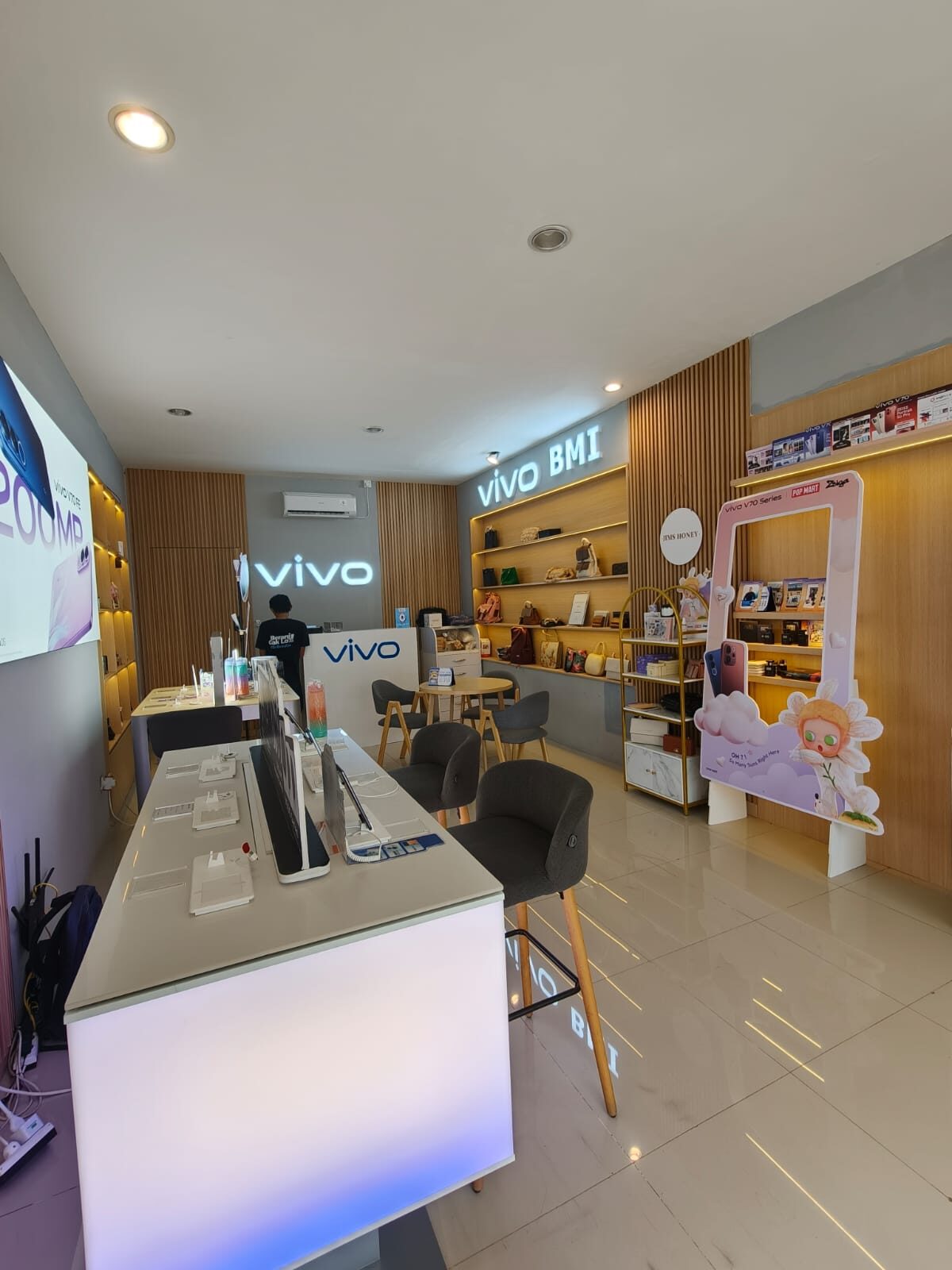 Menggabungkan teknologi dan gaya hidup dalam satu ruang, Vivo Premium Outlet & Café BMI di Paramount Times Square menghadirkan konsep yang masih jarang ditemui: outlet gadget yang menyatu dengan café. (Foto: Dok. Paramount Gading Serpong)