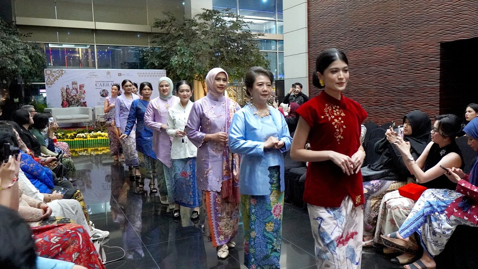Trunk show dari brand Karatungga yang menampilkan karya desainer Puteri Widia, serta koleksi busana tradisional dari Kala Seni. (Foto: Dok. Manhattan Hotel Jakarta)