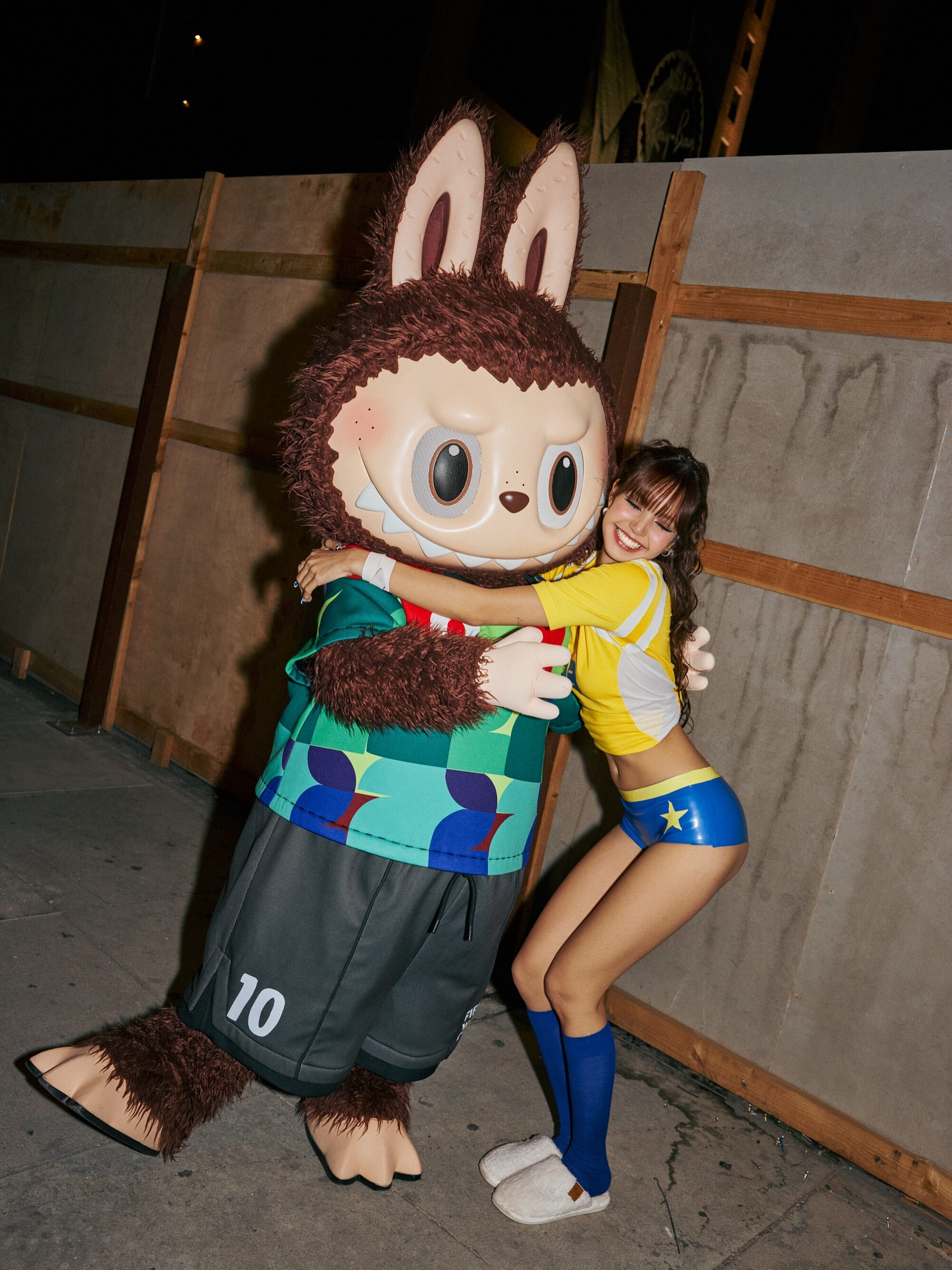 LISA BLACKPINK Ketemu Labubu Raksasa di MV FIFA World Cup 2026, Fans Sebut Ini Crossover Pop Culture Terbesar Tahun Ini
