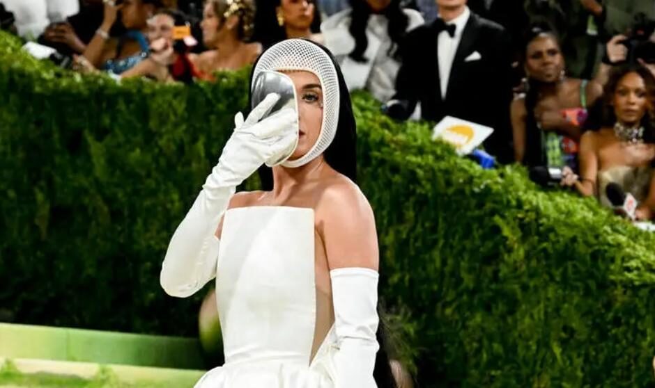 Aksi Katy Perry di Met Gala 2026: Gaun Ramah Lingkungan dan Masker Krom Jadi Sorotan