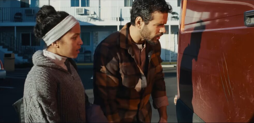 Film Passenger (2026) dibintangi oleh Lou Llobell dan Jacob Scipio. (Tangkapan layar Paramount Pictures)