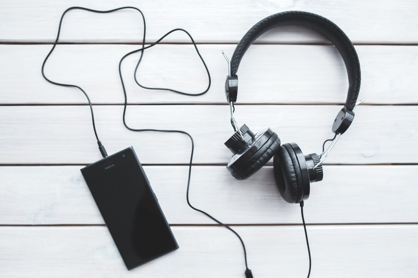 Earphone Kabel Balik Lagi? Ini Alasan Gen Z Bikin Tren Retro Jadi Relevan di 2026