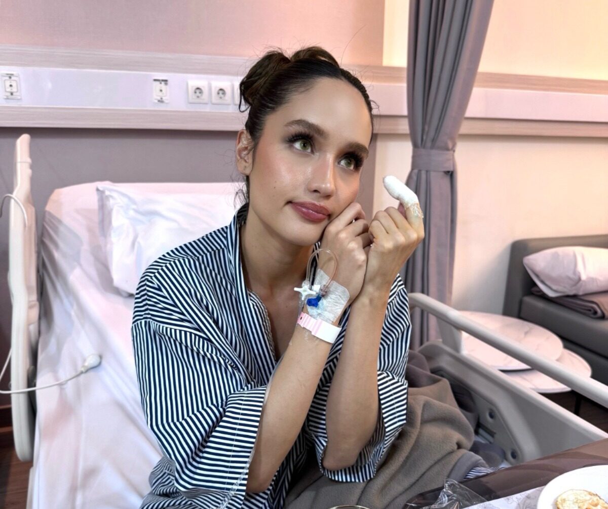 Jari Teriris Pisau, Cinta Laura Jalani Operasi dengan Tetap Stylish: “Operasi dalam Keadaan Baddie”