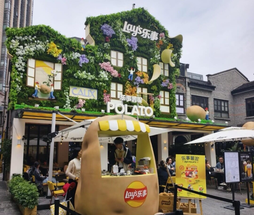 Lays Buka Restoran Kentang Pertama di Shanghai, Isinya Serba Kuning dan Menunya Bikin Netizen Penasaran!