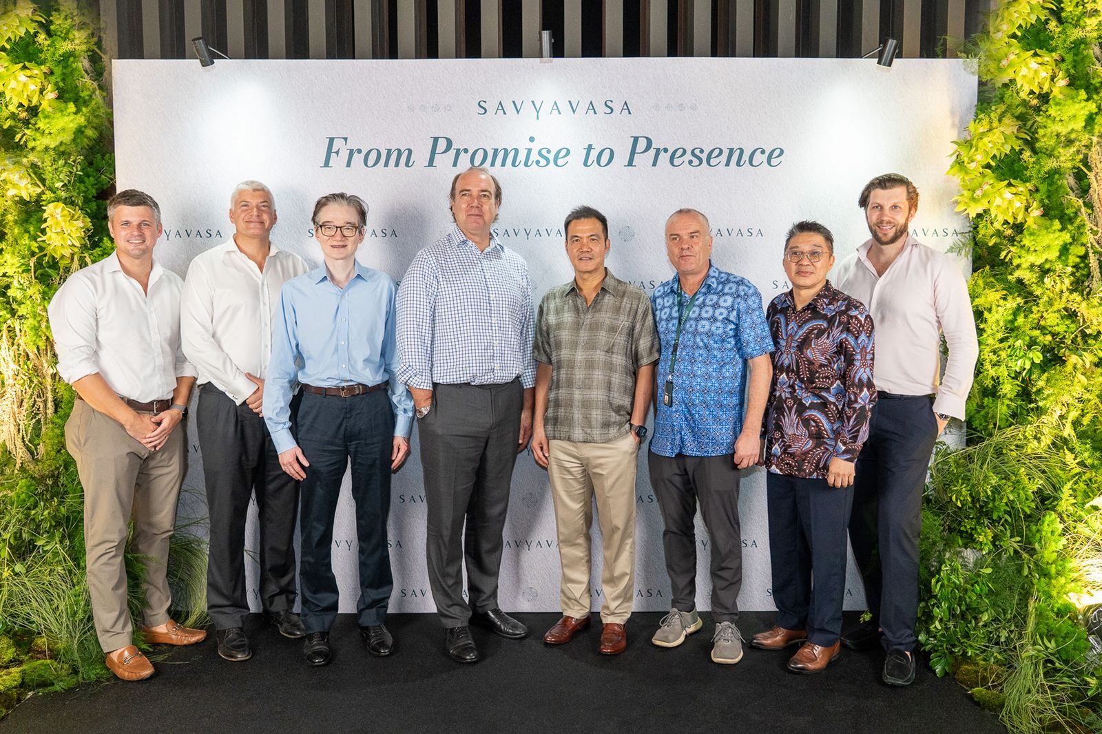 (Dari kiri ke kanan) Thomas Rhodes - Head of Residential Sales Southeast Asia Swire Properties; Mark Celenk - Director Southeast Asia John Swire & Sons (H.K.) Ltd; Adrian To - Director of Residential, Swire Properties; Tim Blackburn - Chief Executive, Swire Properties, Jefri Darmadi - President Director JSI Group; Ainsley Mann - Vice President Director Savyavasa & President Director Swire Investment Indonesia; Chandra Asali - Director JSI Group & President Director Jantra Swarna Dipta; Bram Van Hoof - Chief Operating Officer JSI Group. (Foto: Dok. Savyavasa)