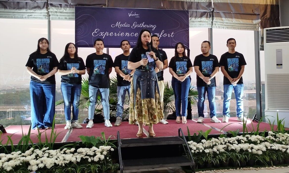 General Manager Vasaka Hotel Jakarta, Nancy Fenyapwain di tengah-tengah jajaran manajemen dan tim. (Foto: Urbanvibes/R Indriani)