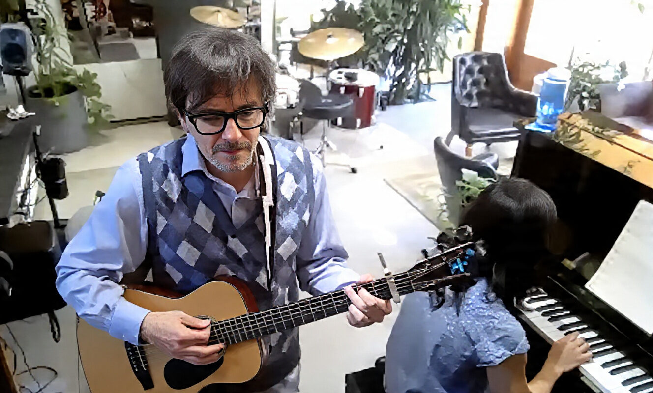 Di Balik Distorsi Weezer, Rivers Cuomo Ternyata Hanya Ingin Duduk dan Bermain Gitar