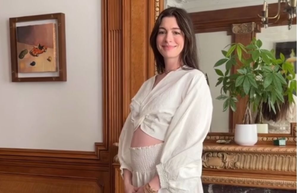 Anne Hathaway Umumkan Hamil Anak Ketiga di Usia 43 Tahun, Pamer Baby Bump dengan Caption Romantis x Baby, I'm Yours x