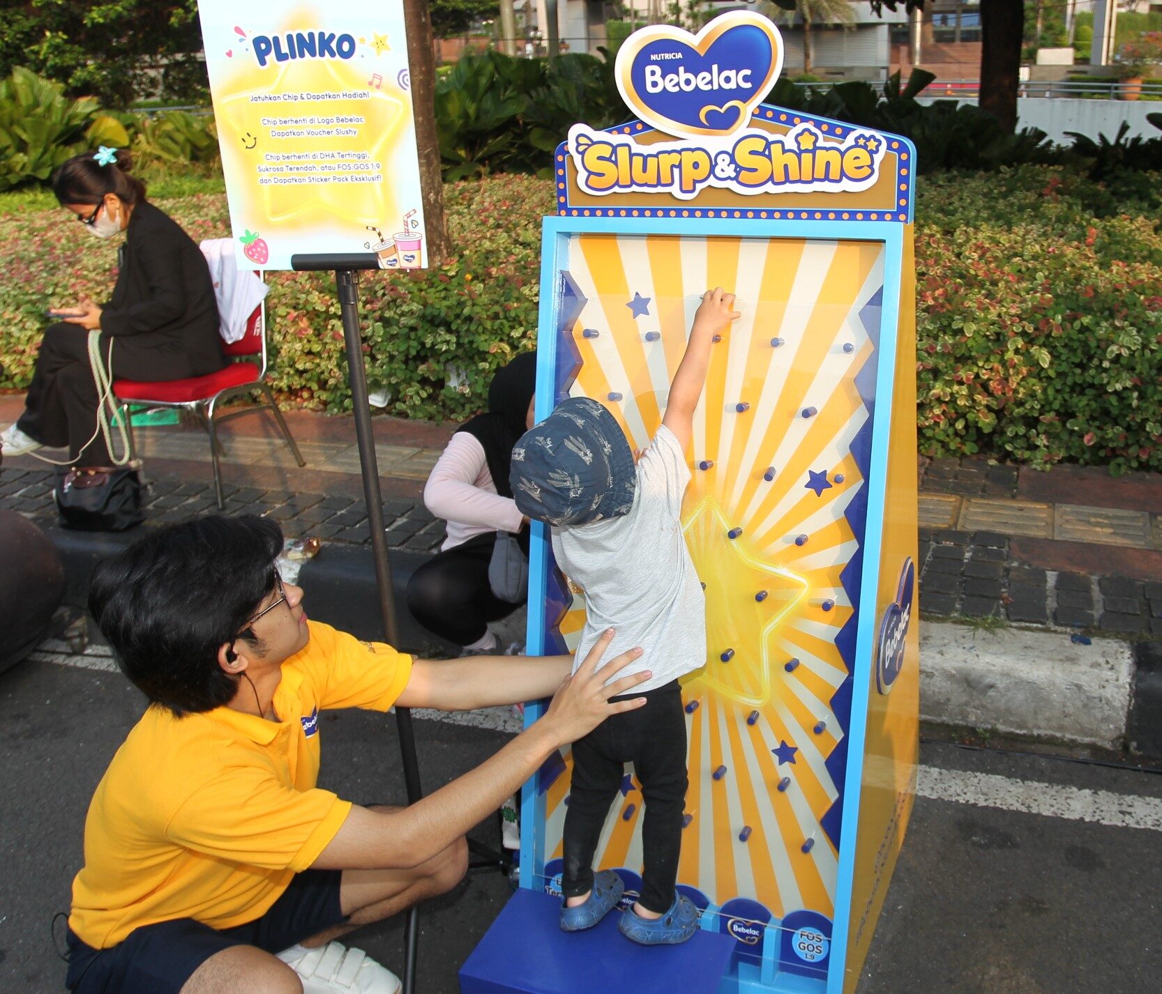 Memahami pentingnya menghadirkan pengalaman yang mendukung tumbuh kembang anak selama masa liburan, Bebelac Slurp & Shine hadir di Car Free Day Jakarta, dengan rangkaian acara interaktif untuk mendukung si Kecil mengekspresikan diri, berkreasi, dan menunjukkan bakat mereka. (Foto: Dok. Bebelac)