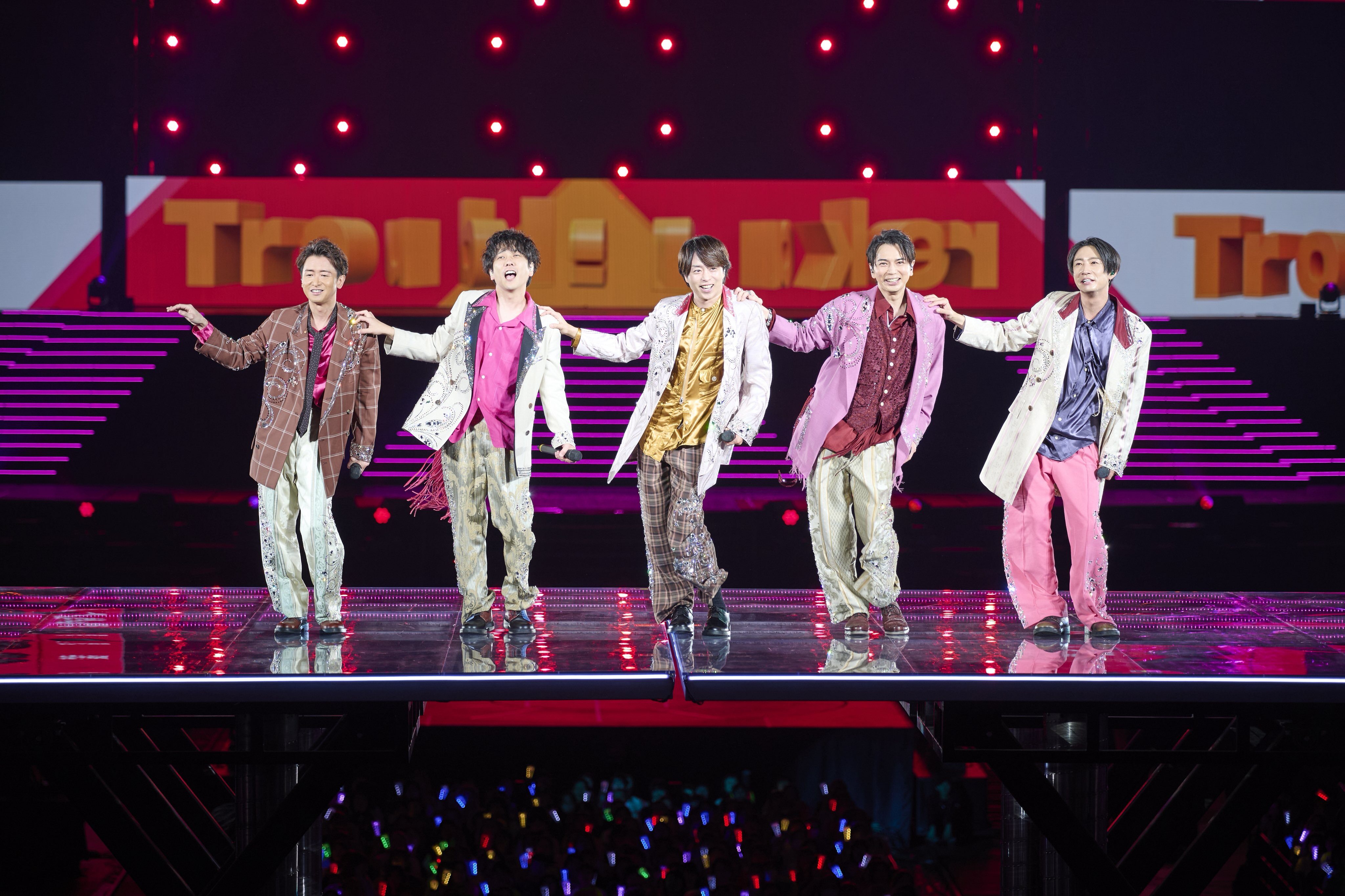 Arashi Resmi Berpisah Setelah 27 Tahun, Konser Terakhir di Tokyo Dome Bikin Fans Menangis