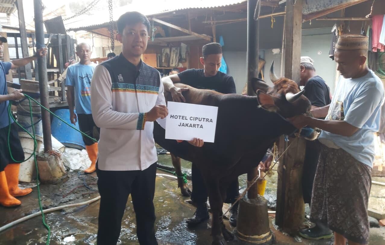 Berbagi Kebahagiaan Idul Adha, Hotel Ciputra Jakarta dan Mal Ciputra Jakarta Gelar CSR dan Salurkan Daging Kurban