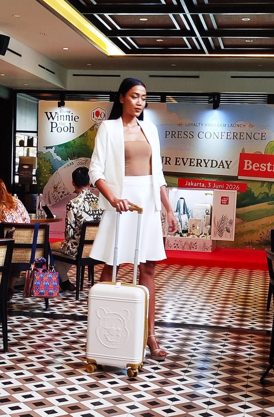 Seorang model membawa koper berdesain Winnie the Pooh di acara peluncuran program loyalitas eksklusif bertajuk “Your Everyday Bestie” dari Super Indo berkolaborasi dengan Big Corporation di Jakarta, Rabu (3/6/2026). (Foto: Urbanvibes/R Indriani)