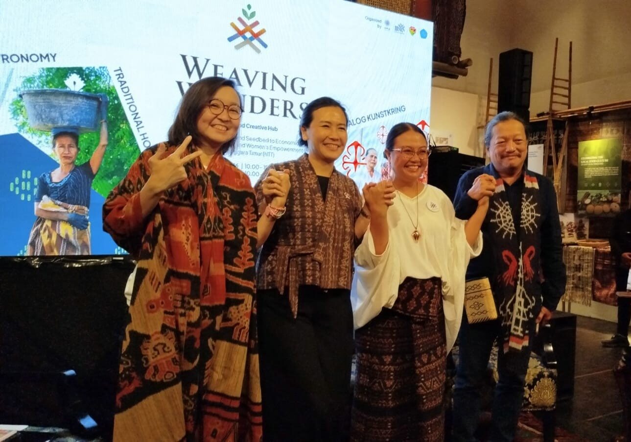 Dari kanan ke kiri;  Wakil Menteri Ekonomi Kreatif, Irene Umar; Wakil Menteri Pemberdayaan Perempuan dan Perlindungan Anak(PPPA), Veronica Tan; Ketua Tim Penggerak Pemberdayaan Kesejahteraan Keluarga (TPPKK) Nusa Tenggara Timur, Ny. Mindriyati Astiningsih Laka Lena, dan Ketua PanitiaWeaving Wonders, Yori Antar. (Foto: Urbanvibes/R Indriani)