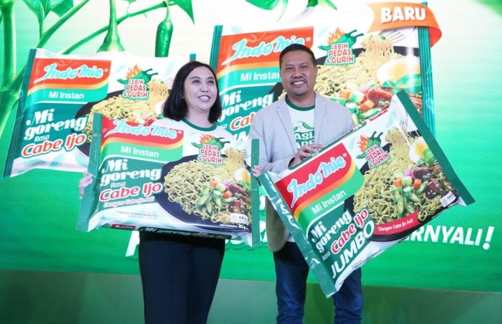 Andrew Ferdinand Hallatu, Head of Corporate Public Relations, PT Indofood Sukses Makmur Tbk bersama dengan Cherie Anisa Nuraini, Senior Brand Manager Indomie, PT Indofood CBP Sukses Makmur Tbk didampingi Ade Koerniawan, Chef, Food Creator dan F&B Consultant di sela-sela acara Jumpa Pers (10/06/2026) untuk memperkenalkan comeback-nya Indomie Goreng Cabe Ijo yang kini hadir lebih pedas, lebih gurih untuk pengalaman kuliner yang lebih bernyali. (Foto: Dok. Indofood)