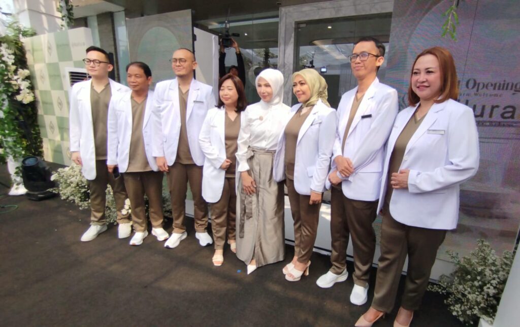 COO Nallura Clinic, Dini Sagita diapit para dokter di acara grand opening Nallura Clinic, Petogogan, Jakarta Selatan, Selasa (9/6/2026). (Foto: Urbanvibes/R Indriani)