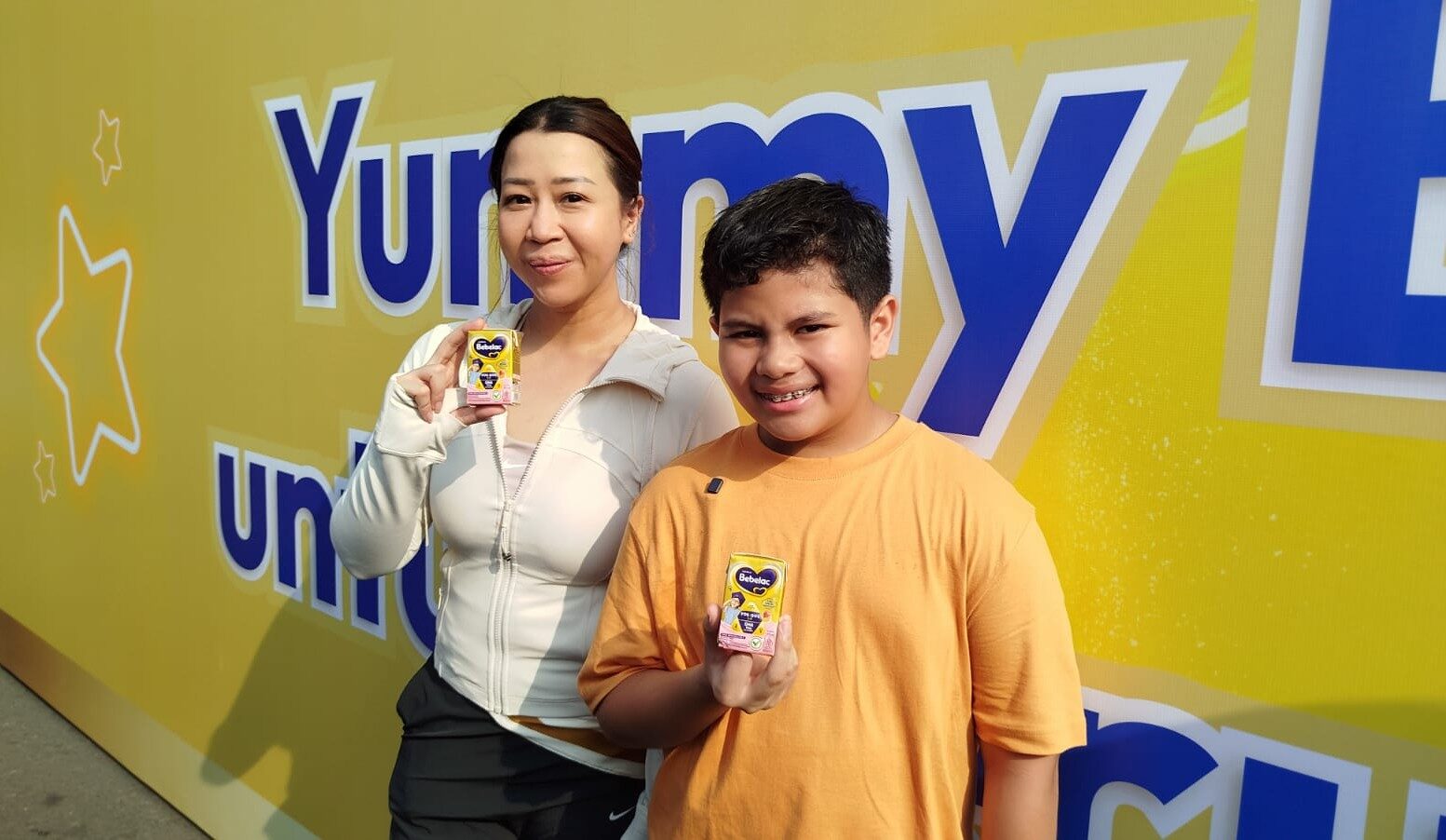 Ki-ka: Marketing Manager Bebelac, Ceasyalya Tahara dan , Penyanyi Cilik Prince Poetiray hadir untuk mengajak anak-anak berani tampil melalui penampilan spesial dan pengalaman interaktif di Slurp & Shine, area Car Free Day, Dukuh Atas, Jl. Jend. Sudirman, Jakarta, Minggu (28/6/2026). (Foto: Urbanvibes/R Indriani)