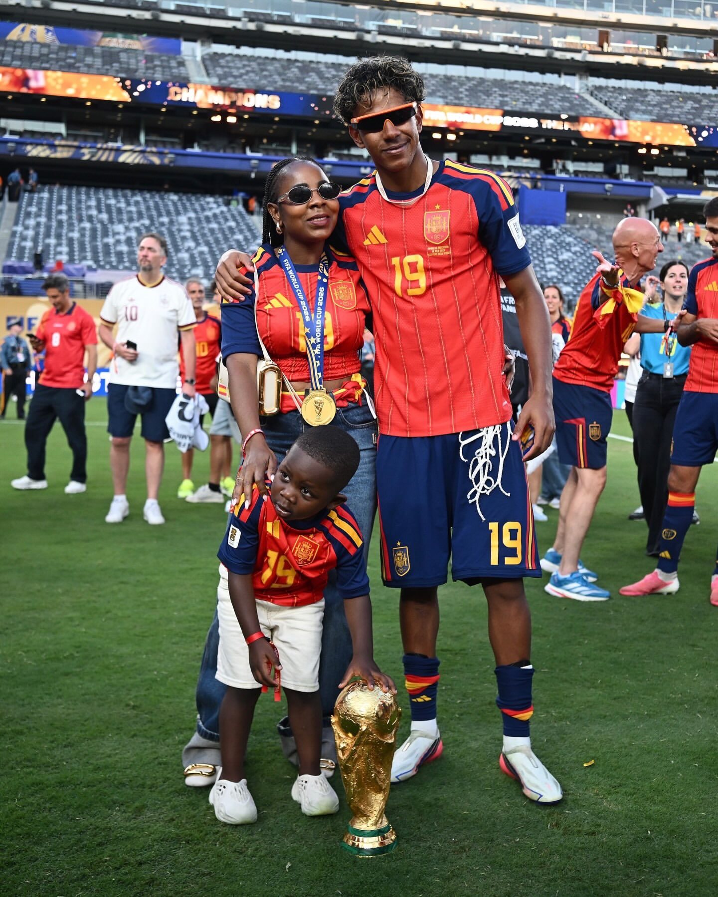 Bukan Trofi yang Paling Menyentuh, Lamine Yamal Justru Rayakan Gelar Juara Dunia Bersama Adik Kecilnya Keyne di Tengah Lapangan