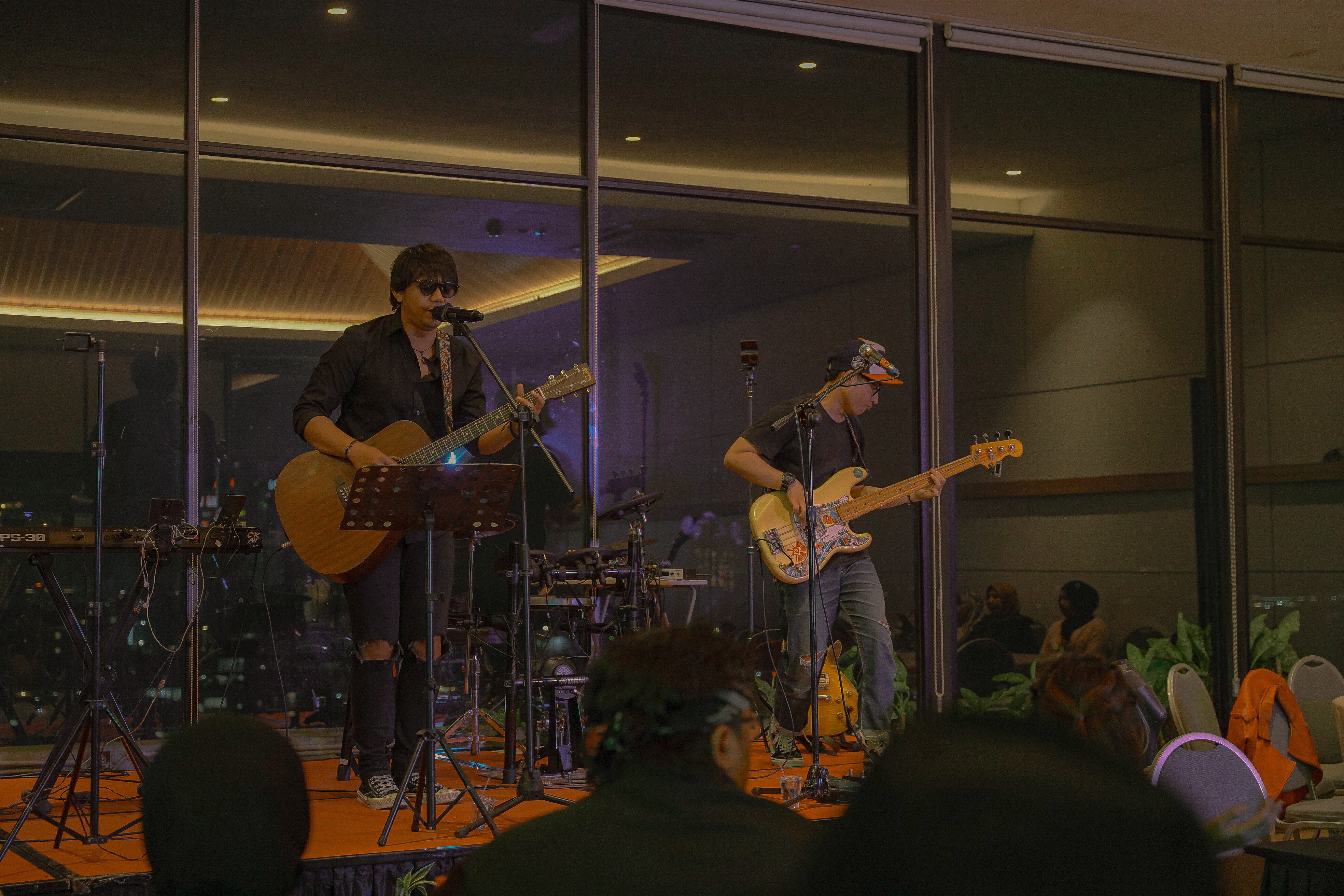 Dewa 19 Tribute Night Sukses Hidupkan Suasana Nostalgia di Lt 9 Rooftop Zest Sukajadi Bandung